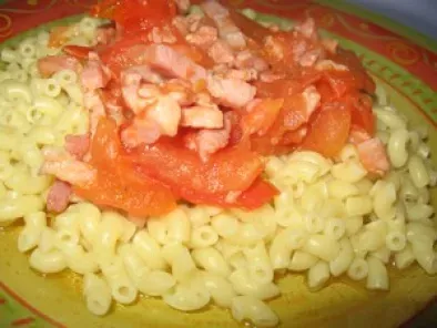 Coquillettes sauce tomatée aux lardons et échalotes