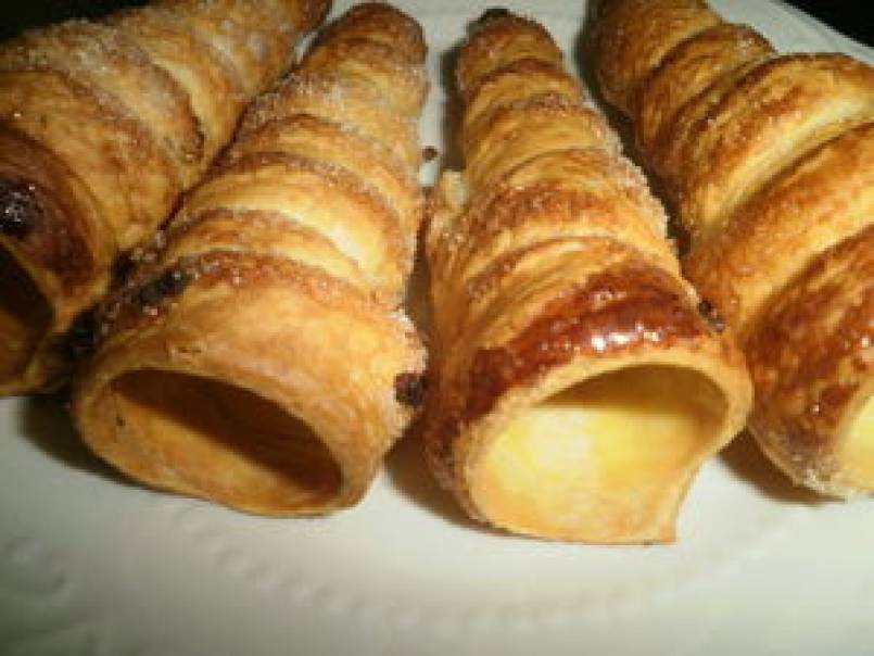 Cornets à la crème pâtissière.