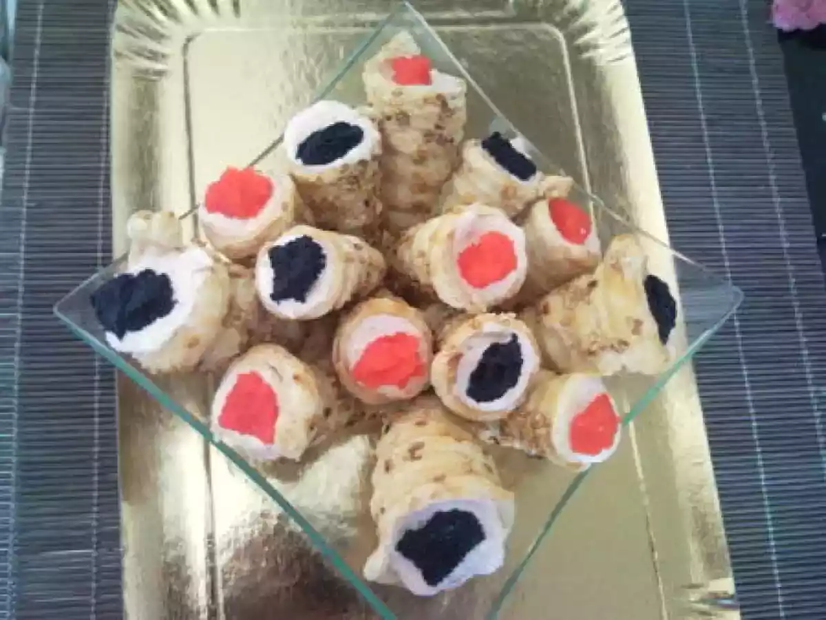 CORNETS FEUILLETES A LA CREME DE SAUMON ET OEUFS DE CAPELAN