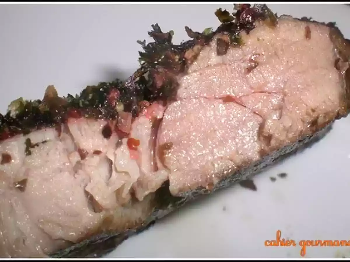 Côte de porc fermier en croûte marine et cassis, tagliatelles à l'algue bleue