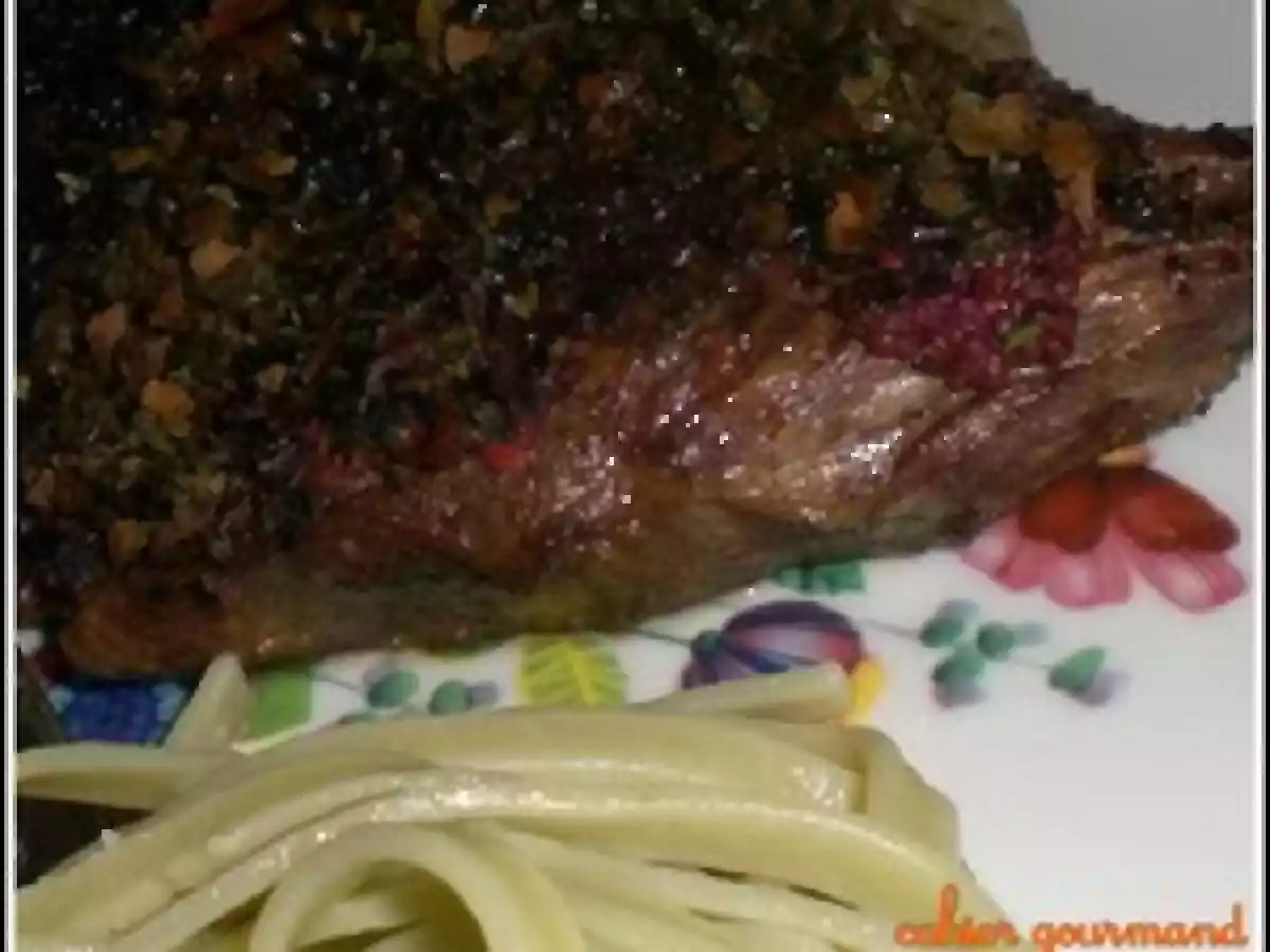 Côte de porc fermier en croûte marine et cassis, tagliatelles à l'algue bleue - photo 2