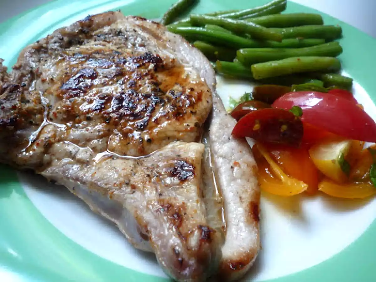 Cotelette de veau aux haricots verts sautés et tomates colorées
