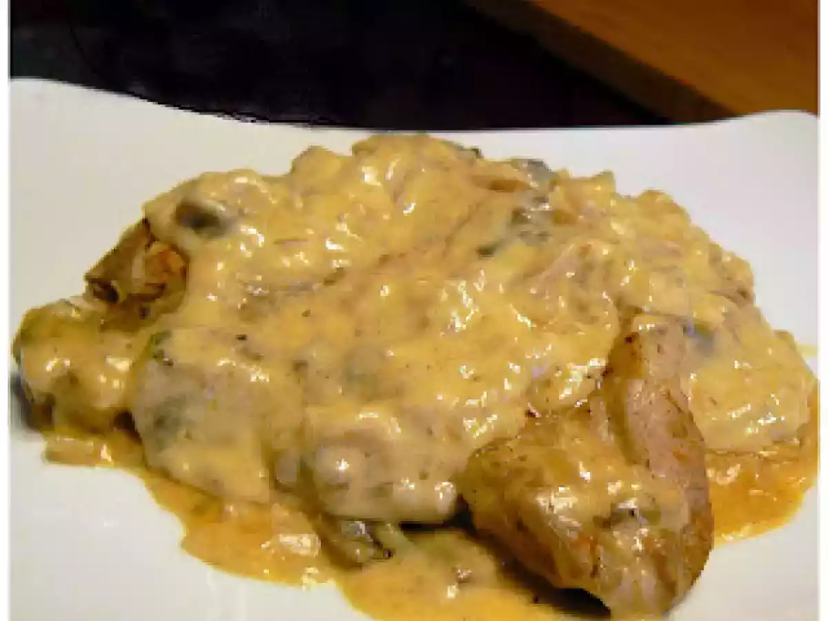 Côtelettes de porc sauce aux champignons, vin et moutarde