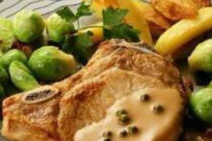 Cotes de porc au choux de bruxelles, sauce au poivre - Recette Ptitchef