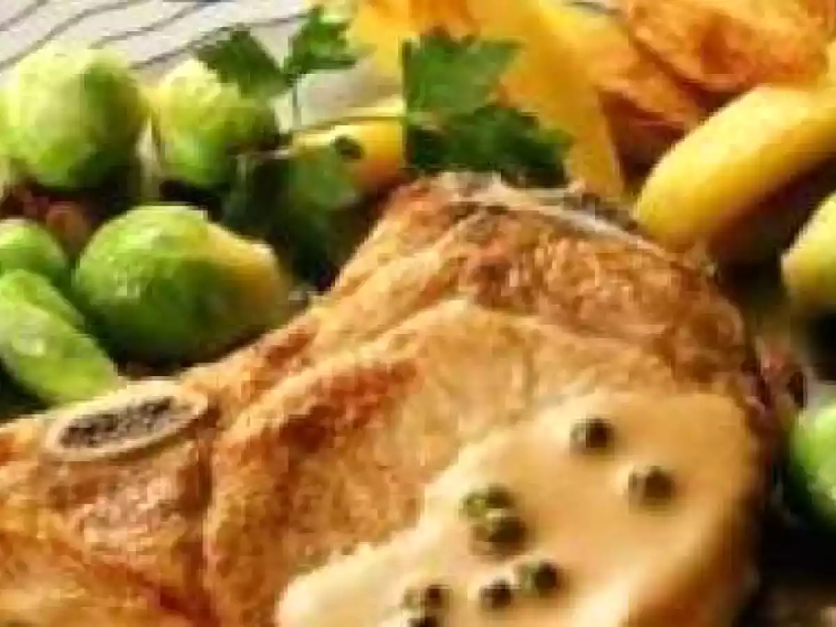 Cotes de porc au choux de bruxelles, sauce au poivre