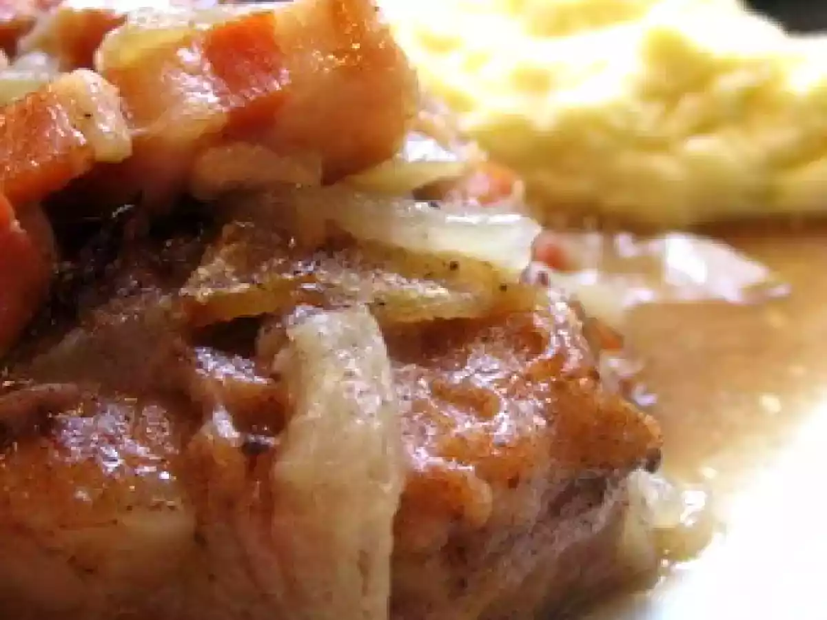 Côtes de porc aux pommes et au cidre en cocotte