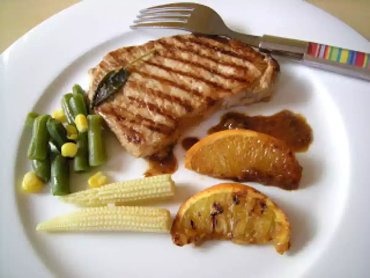 Côtes de porc marinées à l'orange et à la sauge fraîche