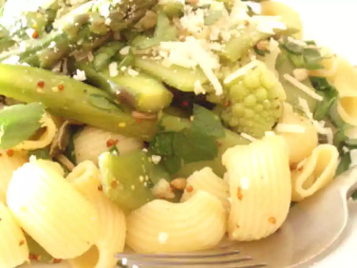 Coudes rayés aux légumes printaniers