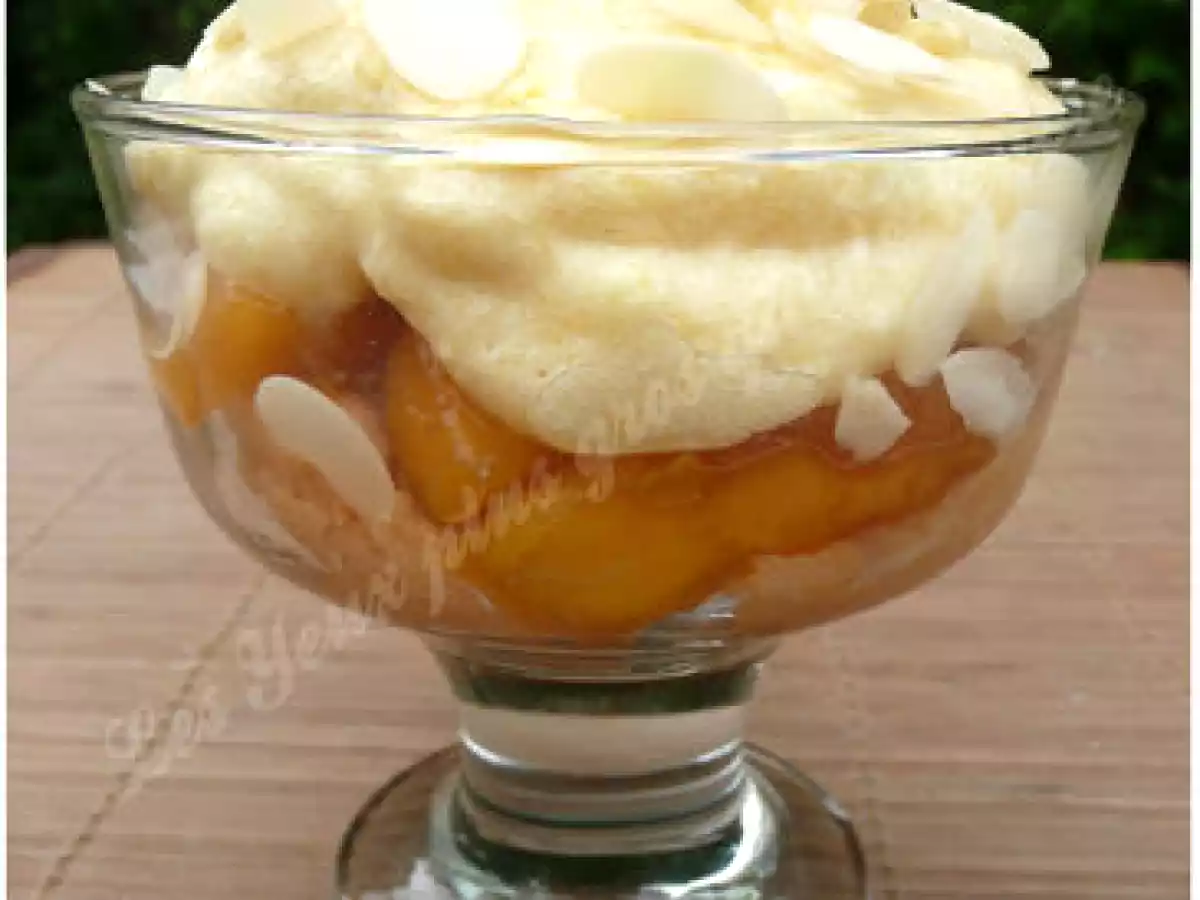 Coupe comme une charlotte aux pêches