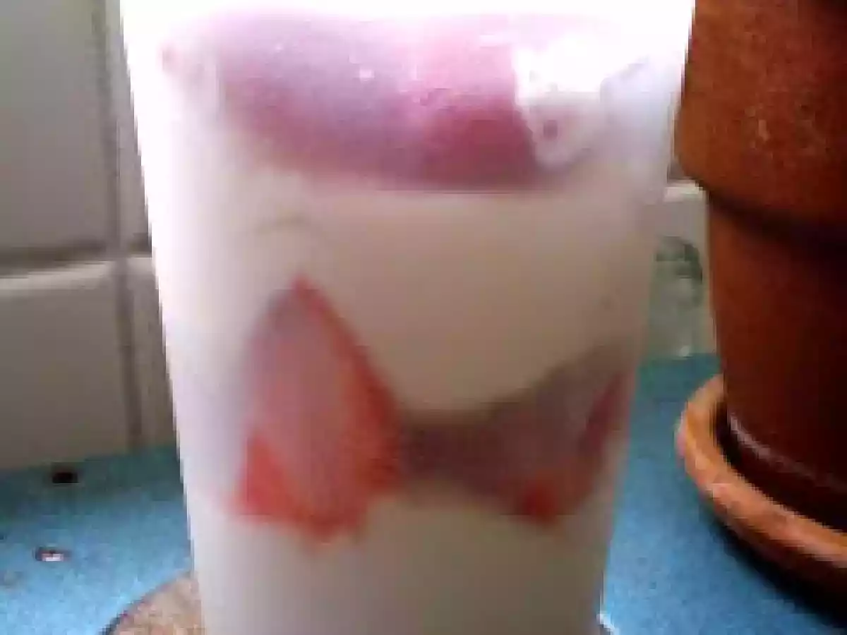 COUPE FRAîCHEUR de FRAISES, MOUSSE CARAMEL au BEURRE SALé, BISCUITS et FRUITS SECS