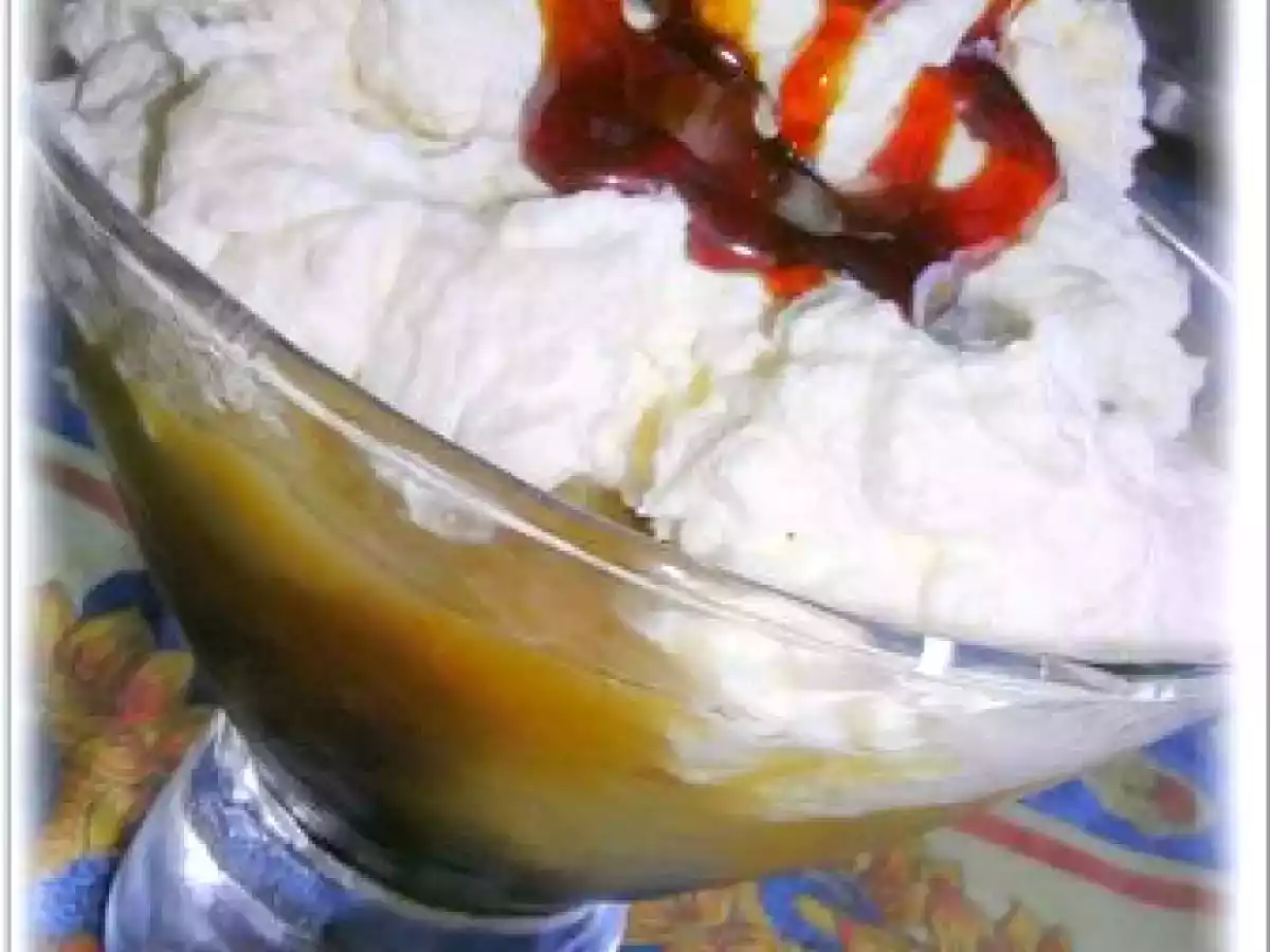 COUPE VIENNOISE COMPOTE DE POMME SUR COULIS DE CARAMEL