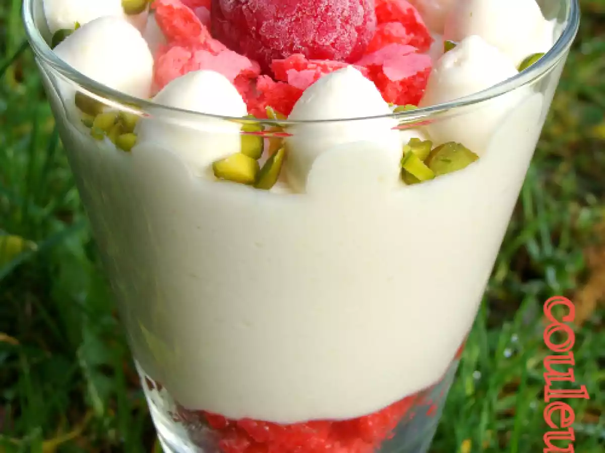 Coupes de blanc-manger aux amandes et aux macarons (au thermomix)