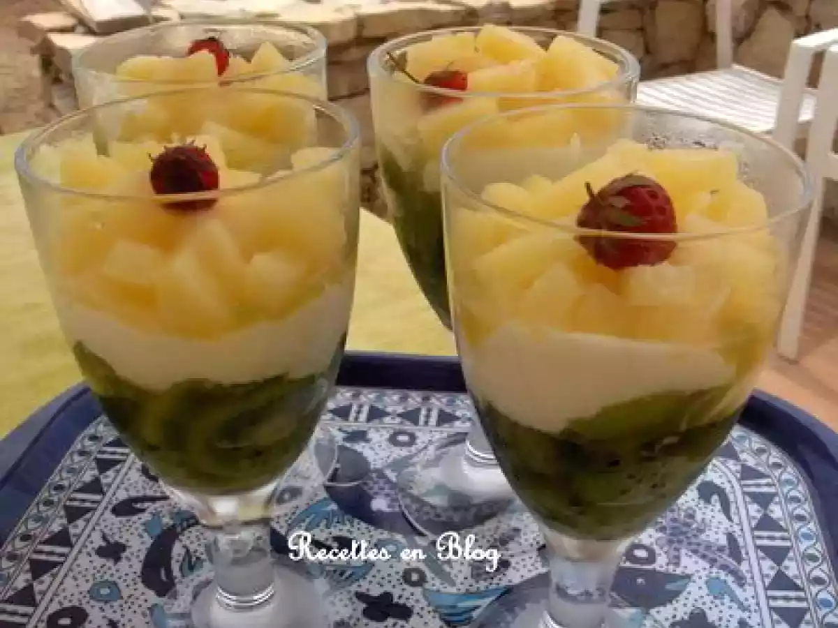 COUPES DE KIWIS ET ANANAS AUX PETITS SUISSES