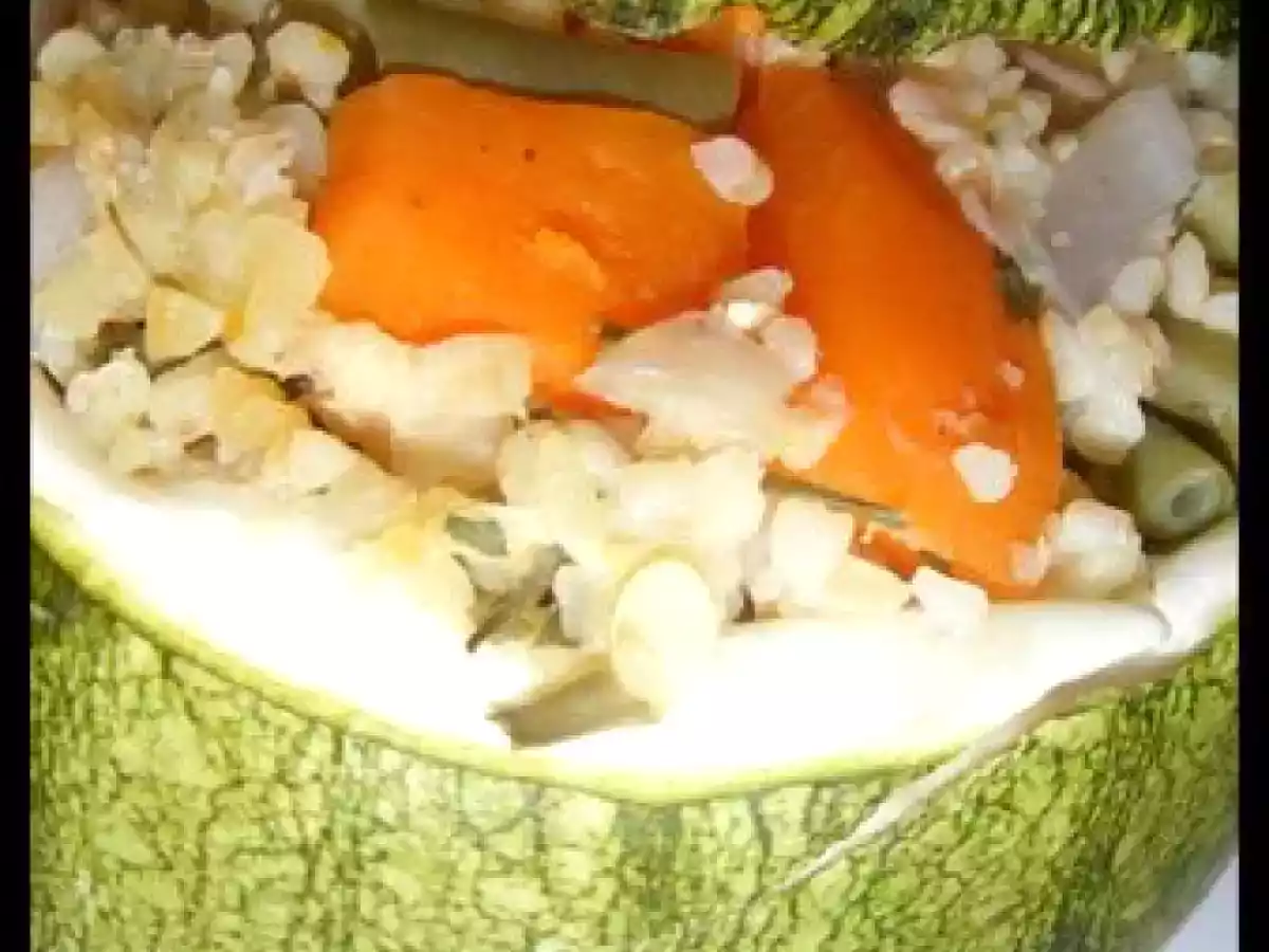 Courgette farcie au blé et aux légumes