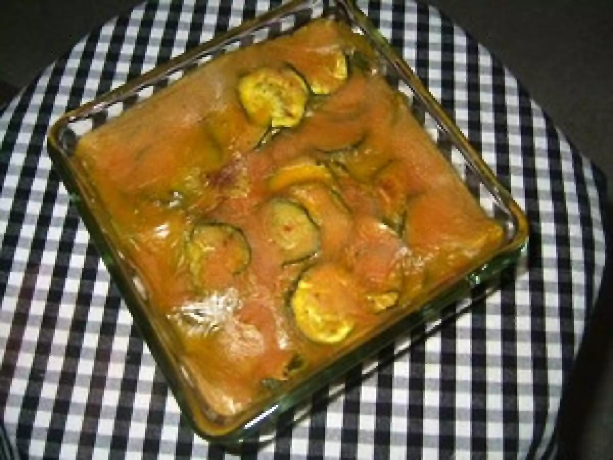 Courgettes au four, sauce végétalienne au curcuma