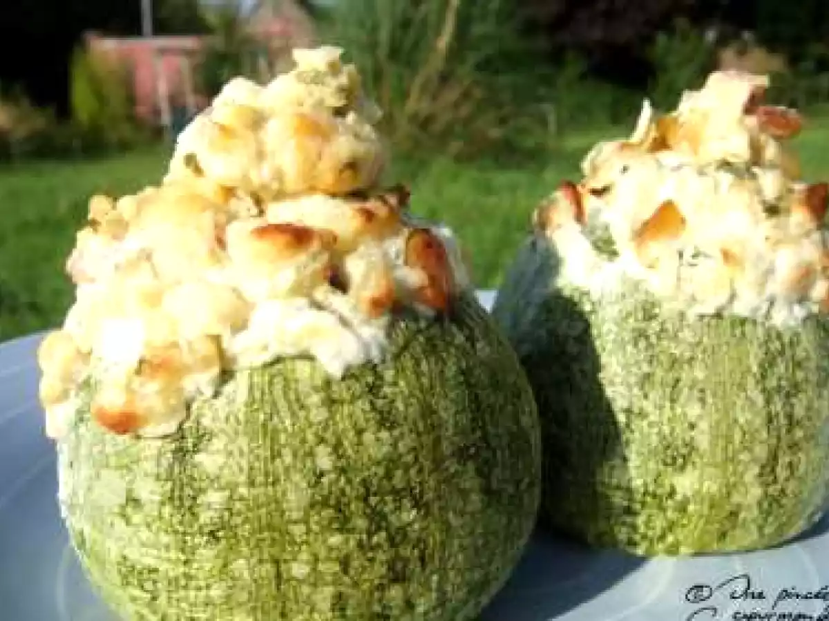 Courgettes rondes farcies à la brousse, lardons et pignons - photo 2