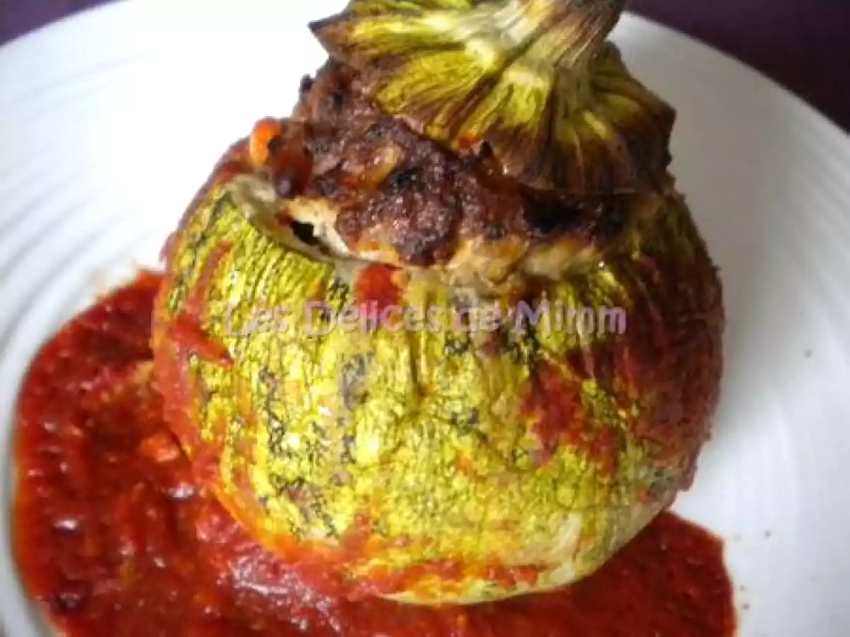 Courgettes rondes farcies à la viande, parmesan et pignons