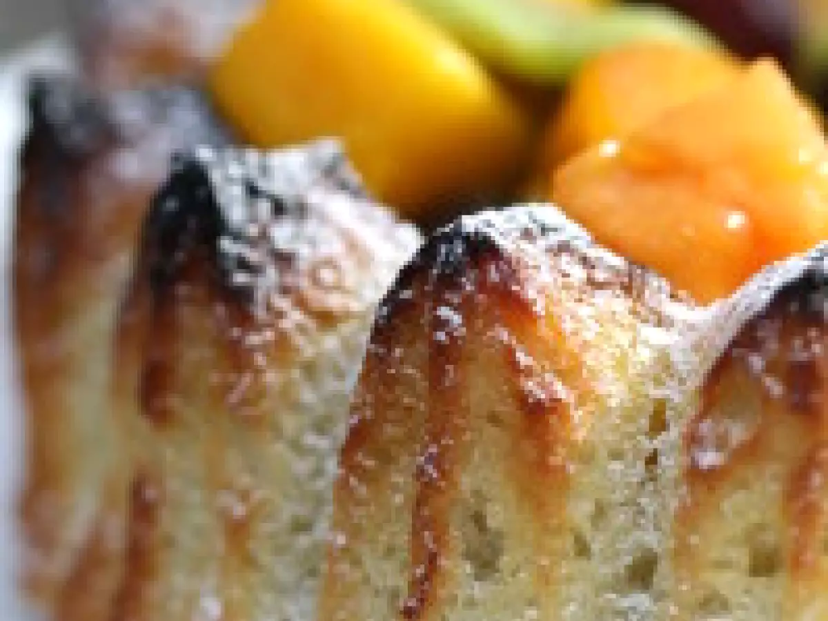 Couronne de noix de coco et fruits exotiques.