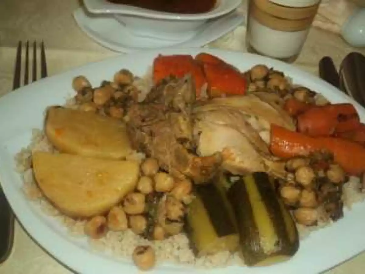 Couscous roulé à la main aux légumes et à l'huile d'argan