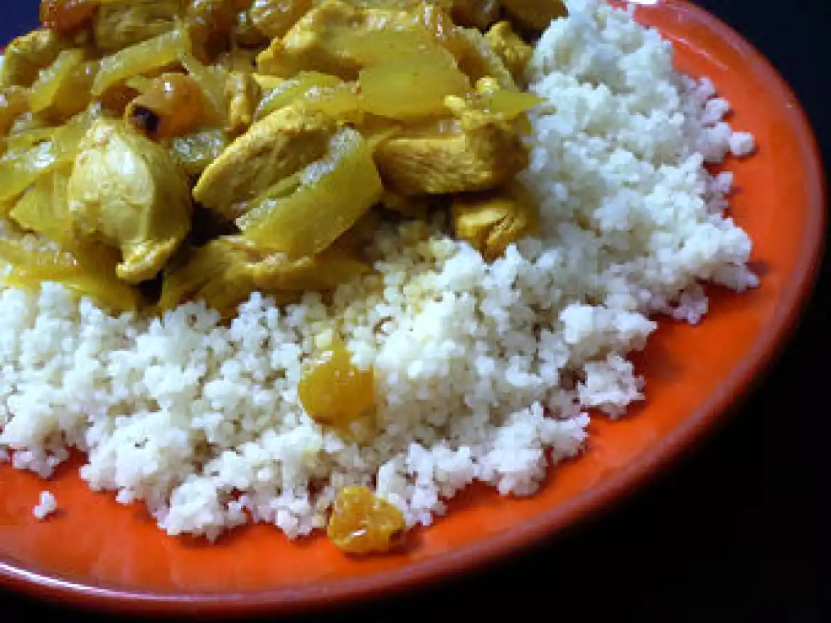 Couscous sucré aux raisins secs et aux oignons