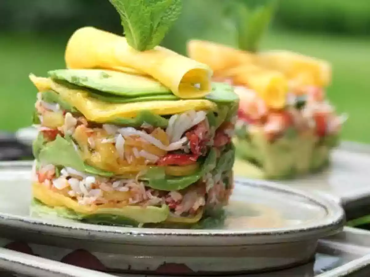Crabe, avocat et mangue pour un millefeuille