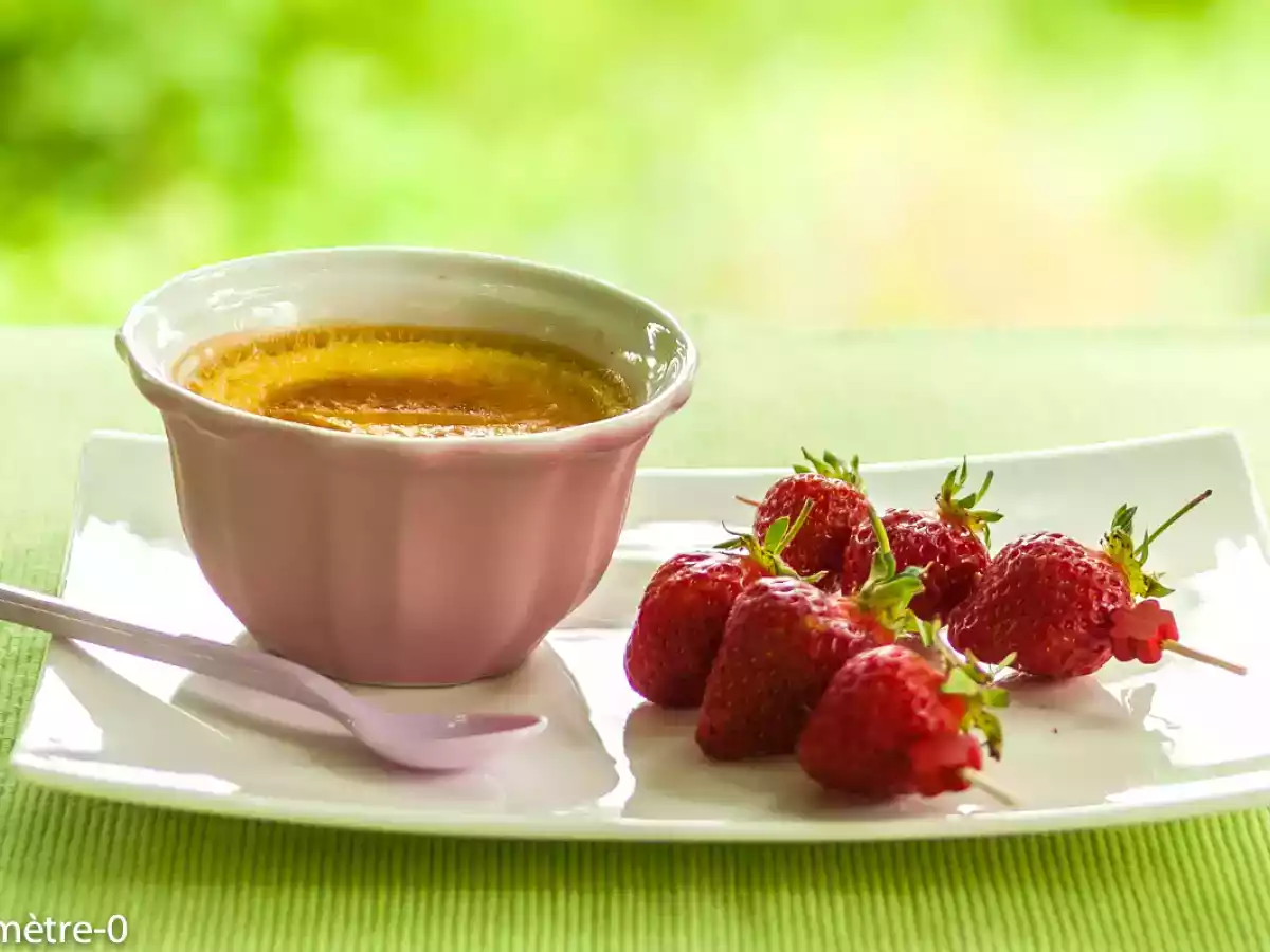 Crème à la vanille, brochettes de fraises