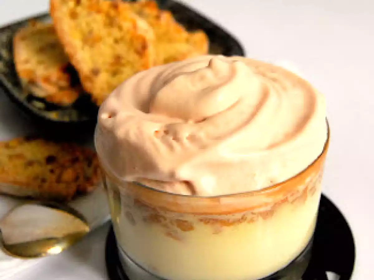 Crème au chocolat blanc, chantilly à l'orange sanguine et biscotte aux pignons