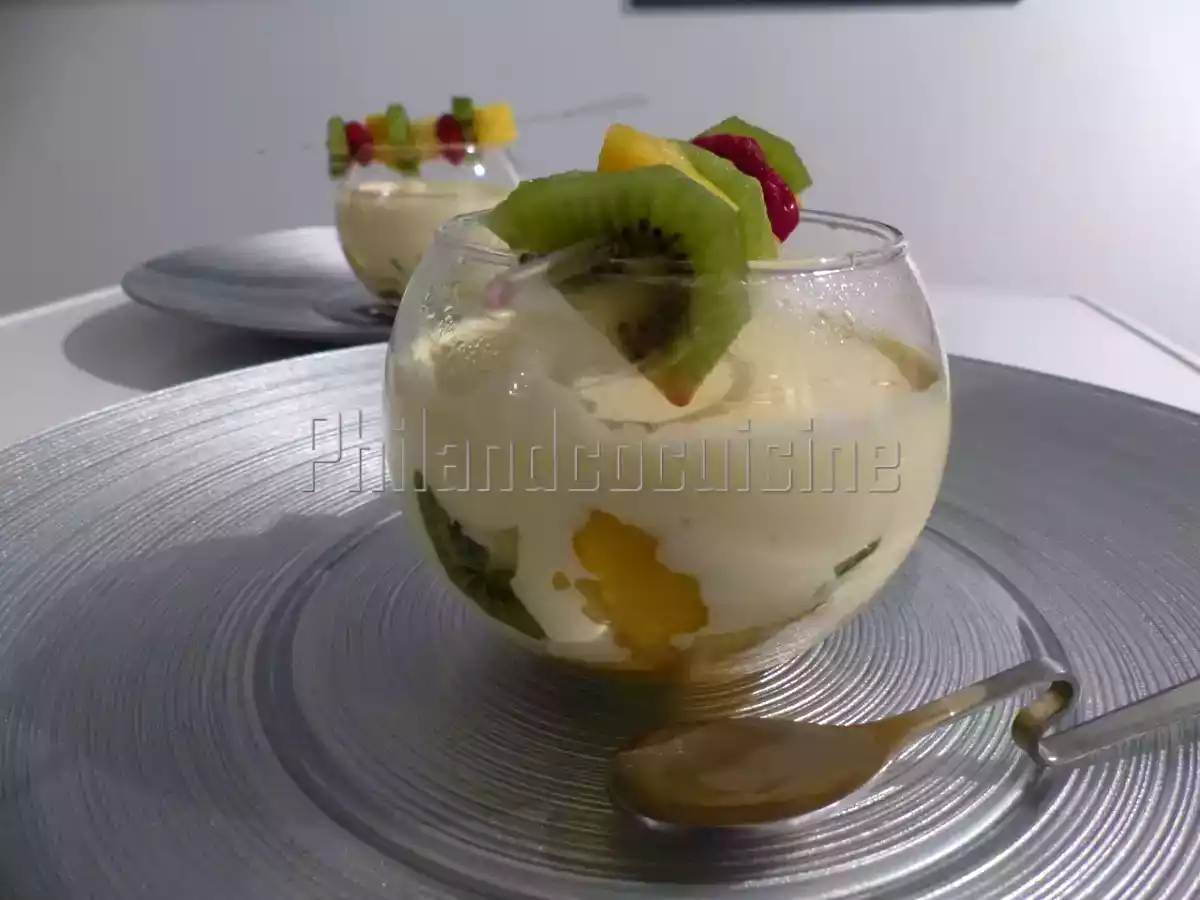 Crème au chocolat blanc sur un lit de fruits frais
