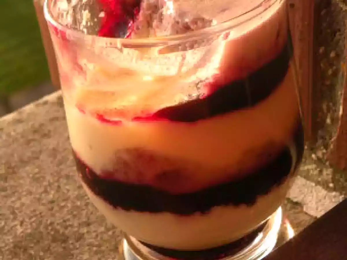 Crème au mascarpone et à la confiture aux fruits des bois