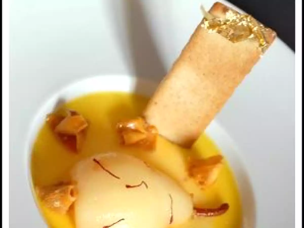 Crème au safran, poire pochée aux épices et tuile aux noix