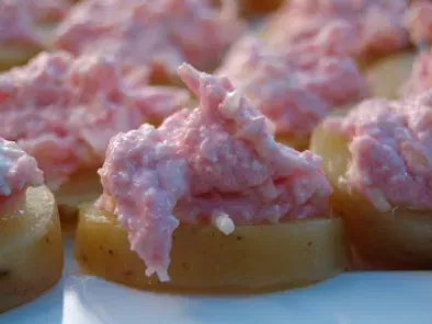 Crème au tarama sur canapés de pomme de terre