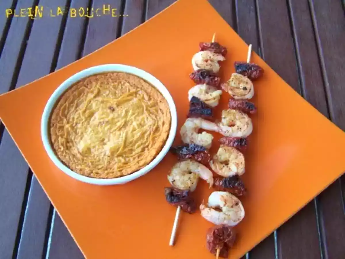 Crème brûlée aux tomates séchées et brochettes de crevettes au piment d'espelette