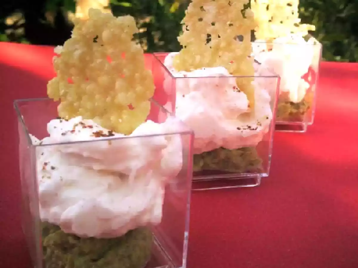 Crème d'asperges vertes, chantilly à l'Espelette et tuile au parmesan