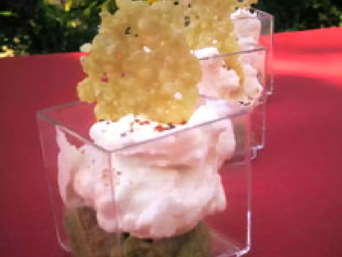 Crème d'asperges vertes, nuage de chantilly à l'Espelette et tuile au parmesan