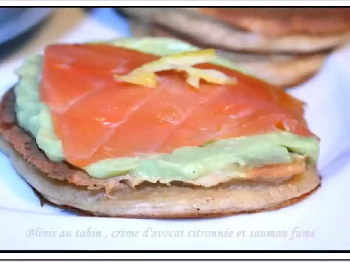 Crème d'avocat citronnée Parfait avec du saumon fumé