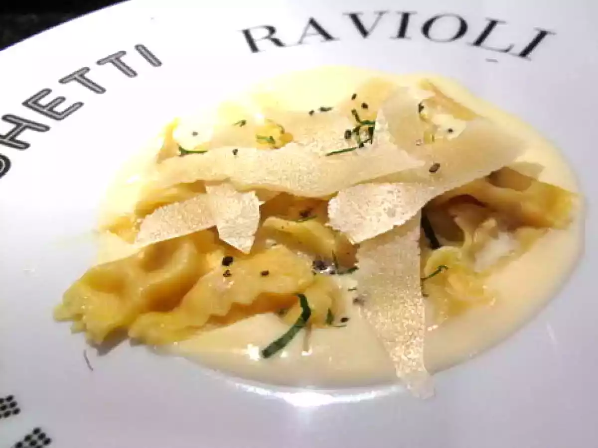Crème de céleri-rave aux raviolis truffe noire-parmesan