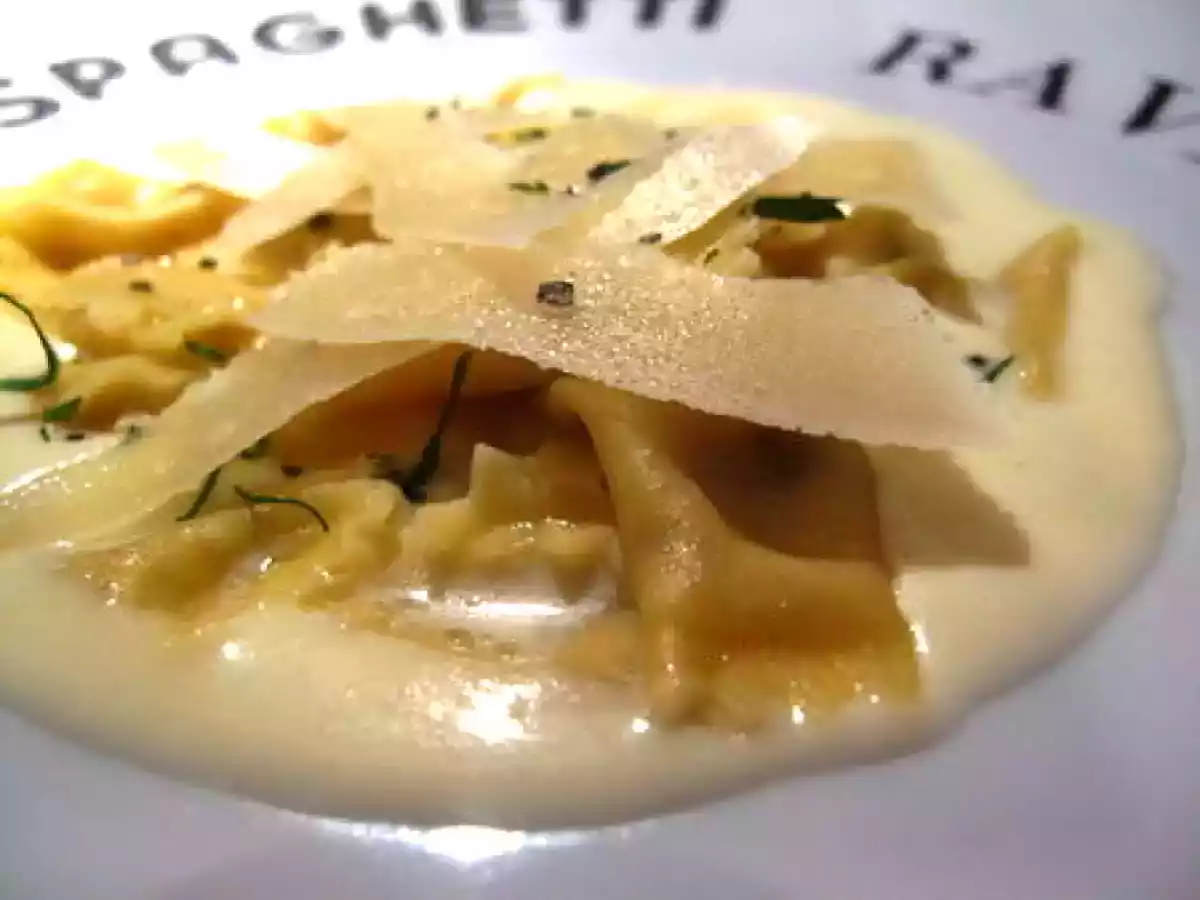 Crème de céleri-rave aux raviolis truffe noire-parmesan - photo 4