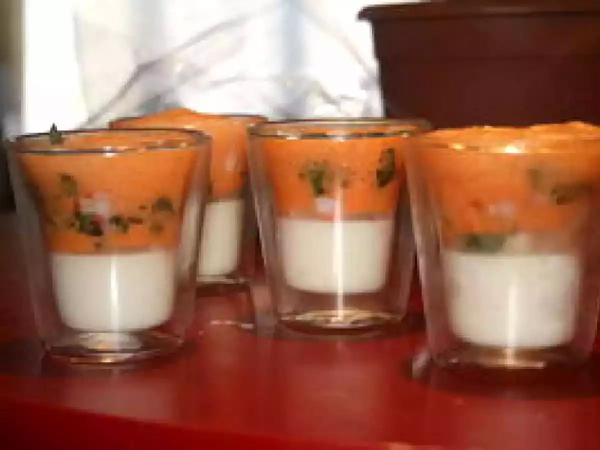 Crème de fromage Ossau-Iraty, crevettes roses marinées, velouté de piquillos