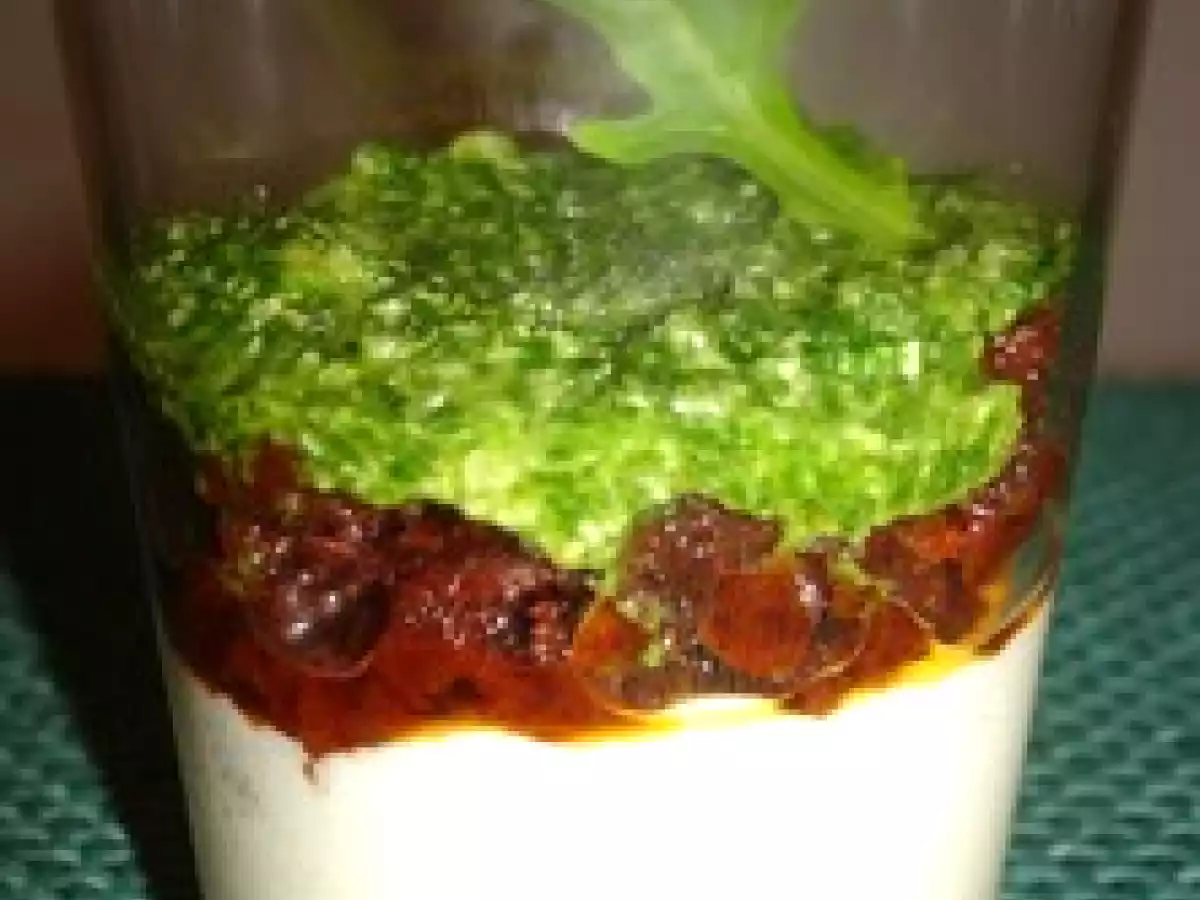 Crème de parmesan, tomates confites et pistou de roquette en verrine