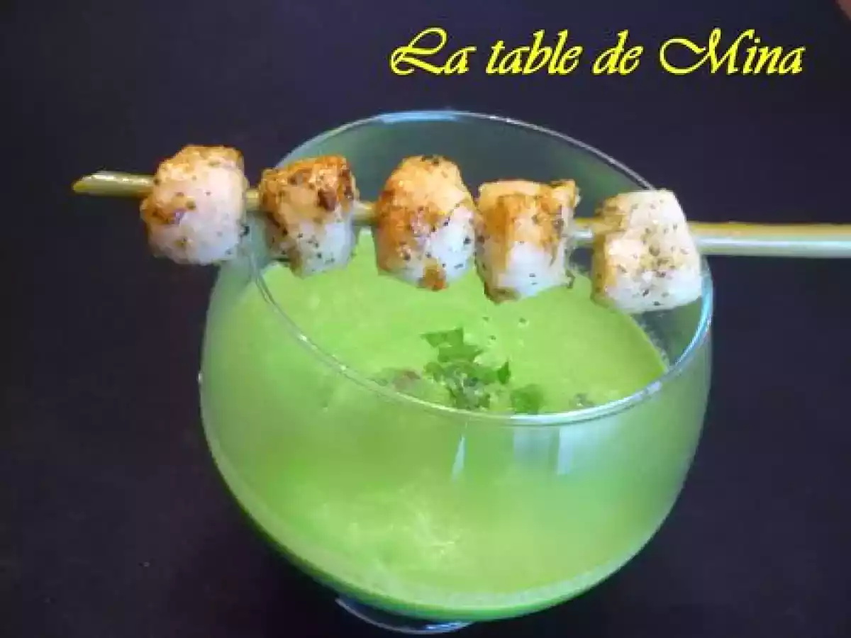 Crème de petits pois, brochettes de noix Saint-Jacques