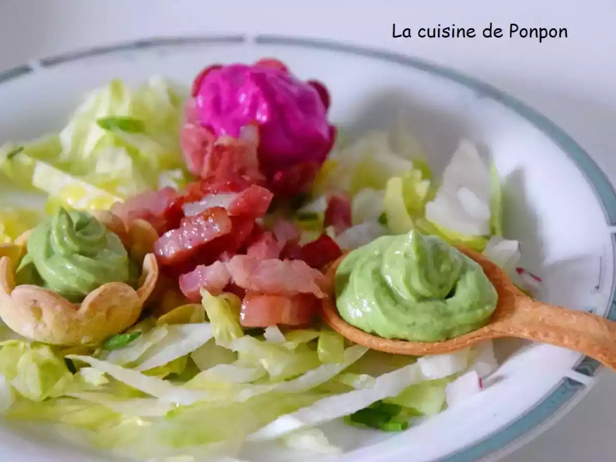 Crème de petits pois et de betterave rouge sur leur lit de salade