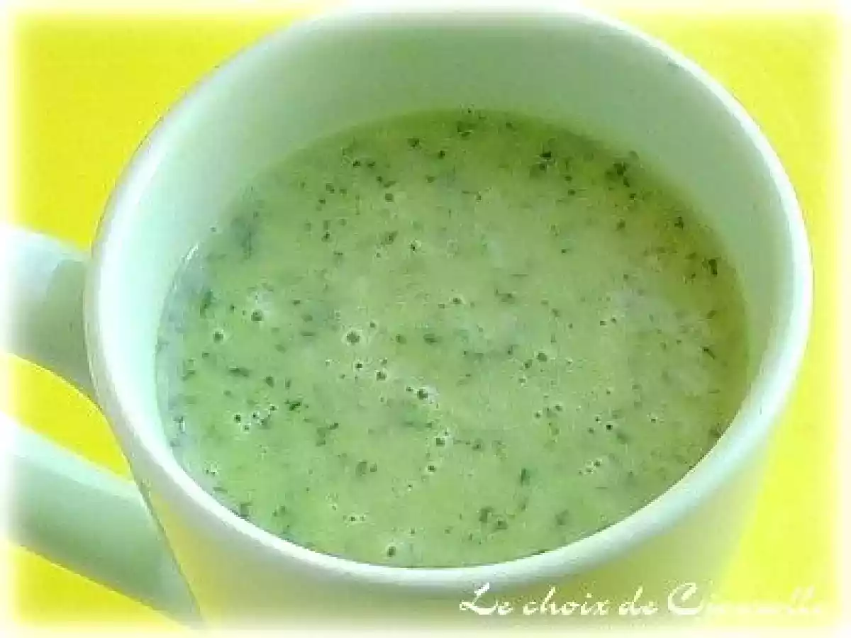 Crème de pois cassés à l'ail et au persil