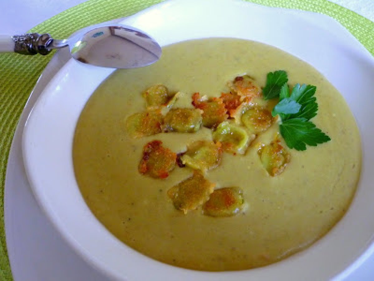 Crème de pois cassés aux ravioles grillées