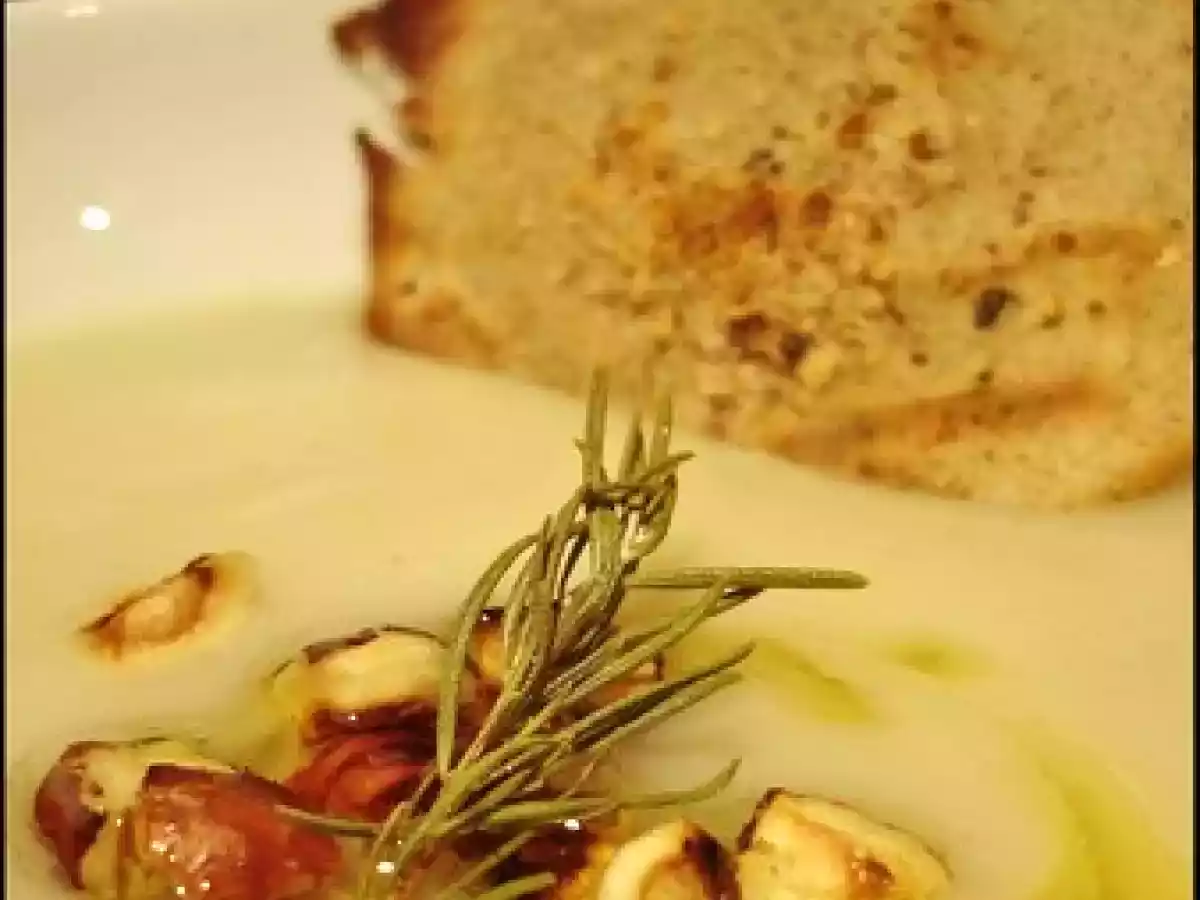 Crème de topinambours au romarin, noisettes et tuile au sarrasin