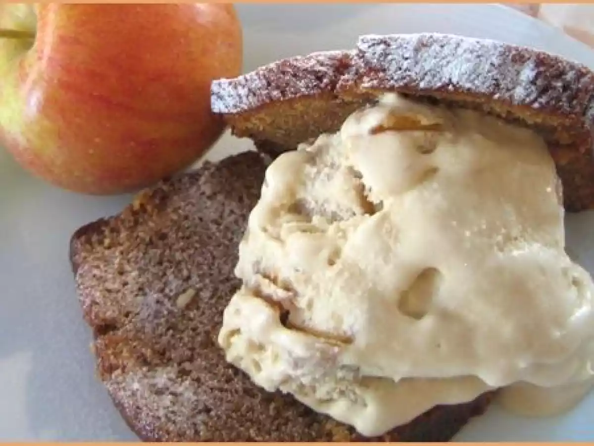 Crème glacée aux pommes caramélisées