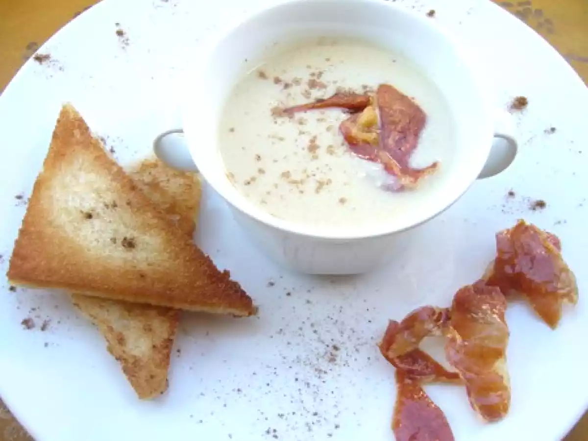 Crème vichyssoise au foie gras et croustilles de jambon
