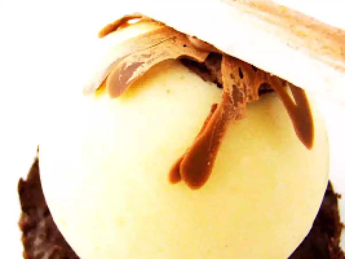 Cremeux de poire, coeur chocolat et croustillant praline