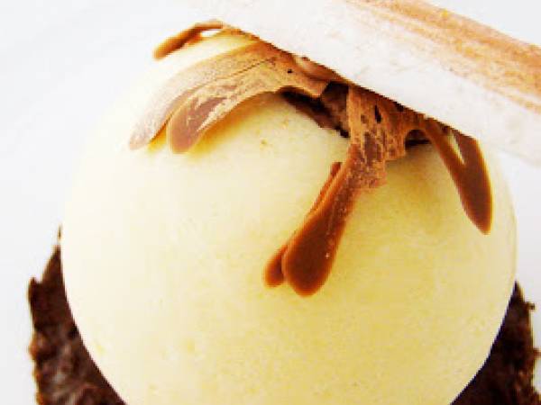 Cremeux de poire, coeur chocolat et croustillant praline