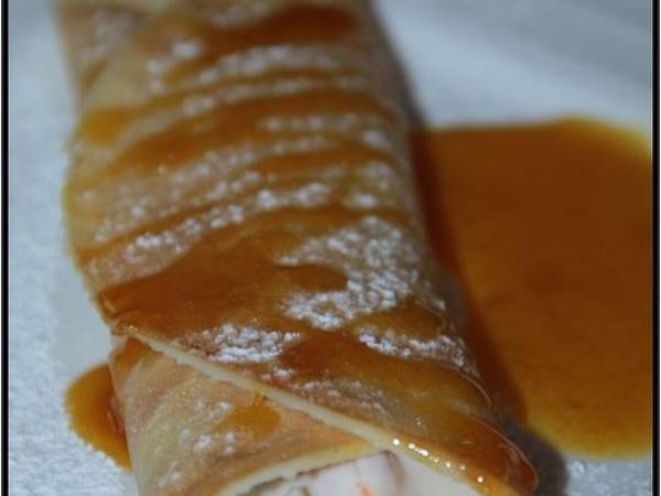 Crêpe fourrée à la ricotta et aux fruits de saison et sa sauce à l'orange