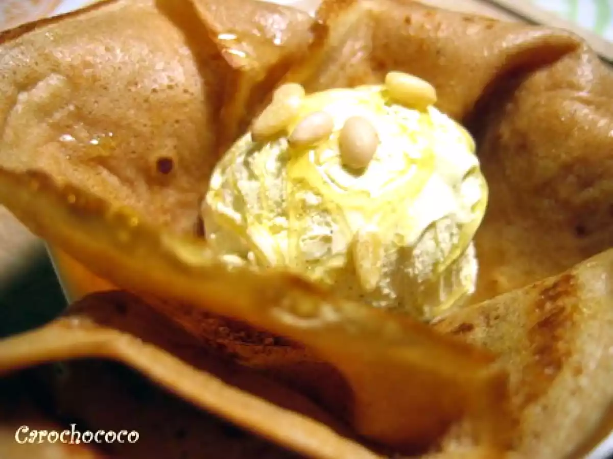 CREPES A LA FARINE DE CHATAIGNE, GLACE VANILLE, MIEL, PIGNONS...